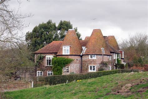 Hayes Farmhouse, Hayes Lane, Peasmarsh,... © Oast House Archive ...