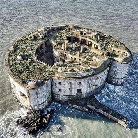 The Stack Rock Fort, Wales - Abandoned 1929 : r/AbandonedPorn