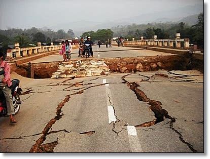 ctnhoney: Berita Terkini! Gempa Bumi Berukuran 8.9 SR Melanda Aceh Amaran Tsunami Dikeluarkan