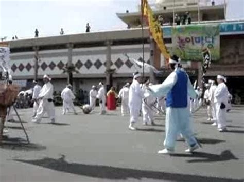 Cérémonie traditionelle devant la Pusan Tower - Vidéo Dailymotion