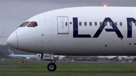 LATAM Boeing 787-9 Dreamliner (LAN livery) Close-up Taxi Sydney Airport ...