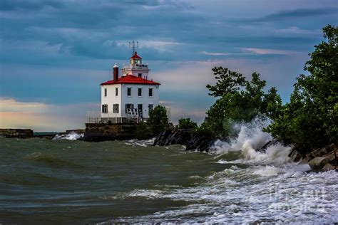 Fairport Harbor West Breakwater Lighthouse In Ohio Photograph by Larry Knupp - Fine Art America