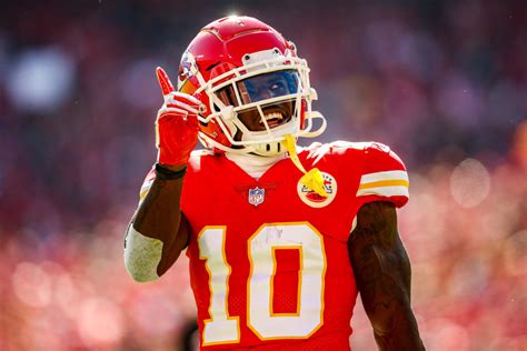 Look: Tyreek Hill's Message For Chiefs Fans Is Going Viral - The Spun