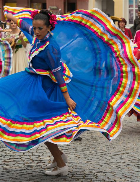 Dancing woman in traditional mexican dress | Copyright-free photo (by M. Vorel) | LibreShot