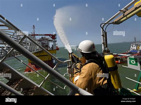 Offshore oil rig fire hi-res stock photography and images - Alamy