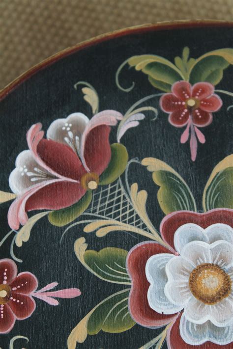 Detailing of rosemaling on a round wooden box. Distinctive colours common to the style. | Folk ...