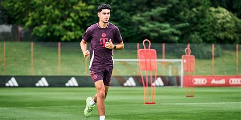 Aleks Pavlović running, Vincent Kompany at FC Bayern training ground