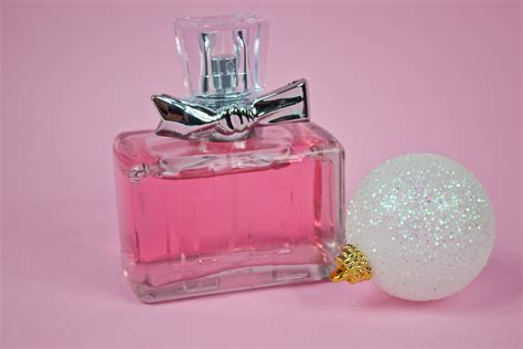 Topo 43+ imagem perfume vidro rosa importado - br.thptnganamst.edu.vn