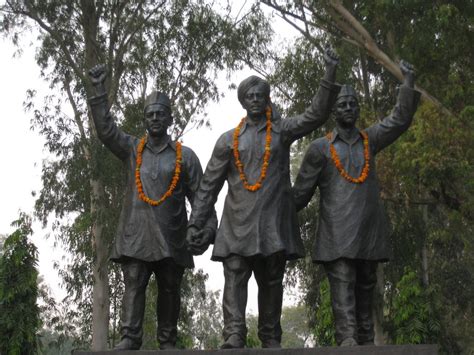 Sosyalist Gündem Statues_of_Bhagat_Singh,_Rajguru_and_Sukhdev - Sosyalist Gündem