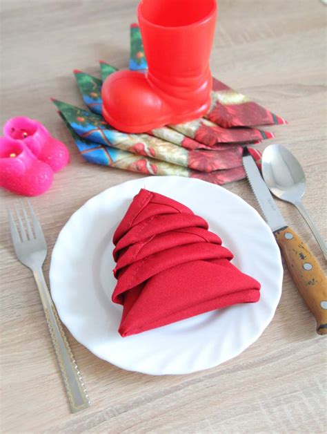 Christmas Napkin Folding 2 Minutes Tutorial - Easy Peasy Creative Ideas