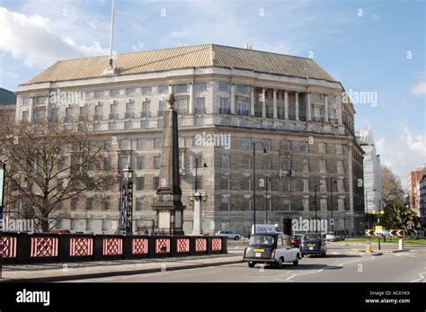 The mi5 building hi-res stock photography and images - Alamy