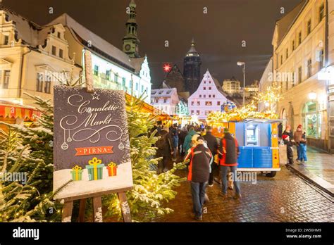 Canaletto Markt in Pirna . Weihnachtsmarkt in Pirna auf dem historischen Marktplatz. Pirna ...