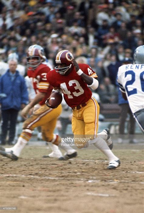 Running back Larry Brown of the Washington Redskins carries the ball... | Washington redskins ...