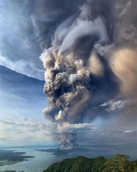 10 Mesmerizing and Terrifying Pictures of the Taal Volcano Eruption in ...