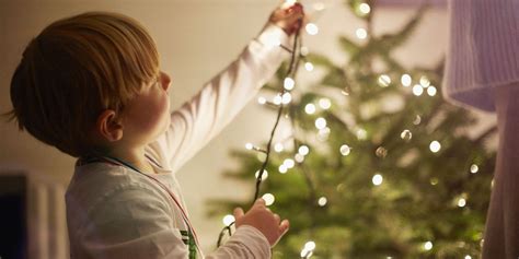 How to Hang Christmas Tree Lights - Best Ways to Hang Christmas Lights