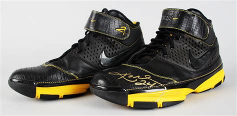 Los Angeles Lakers – Kobe Bryant Signed Nike Zoom II Sneaker Shoes ...