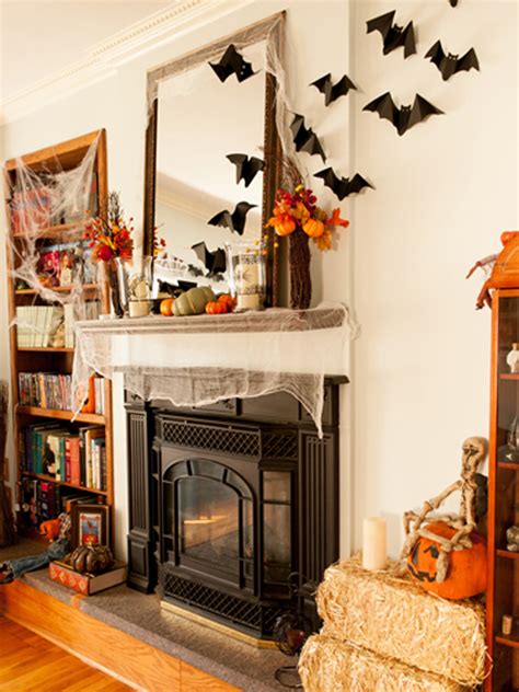 20 Beautiful Halloween Mantel Ideas | Housetodecor.com