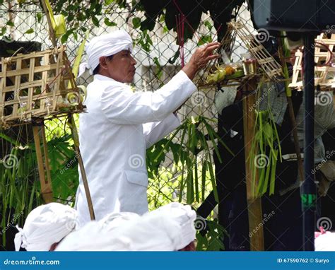 Hindus pray editorial photography. Image of religious - 67590762