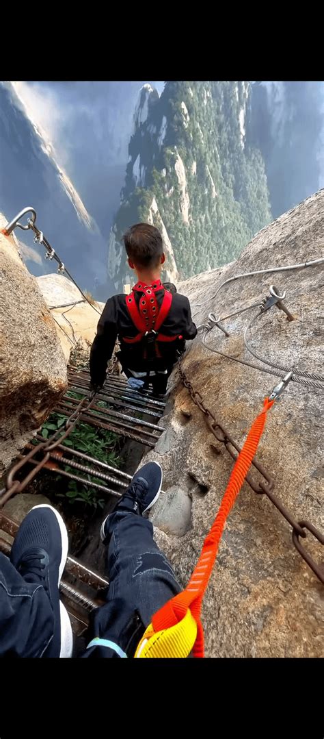 mount hua - China, the stairs are good : r/SweatyPalms