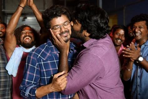 Vijay Sethupathi kisses Thalapathy Vijay as Master shoot wraps up. See ...