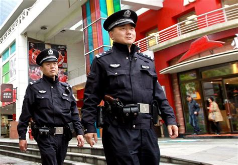 Strict rules for officers carrying guns on patrol- China.org.cn