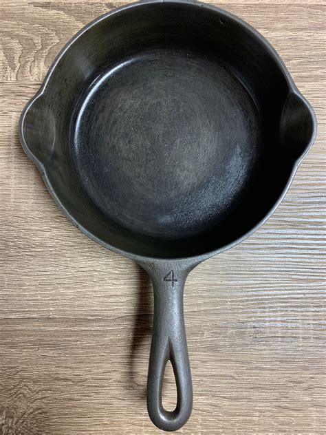 Griswold #4 Cast Iron Skillet 702 (Rare)