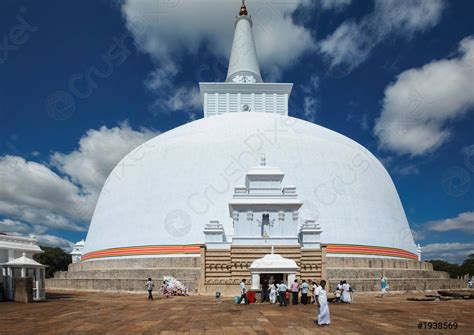 Ruwanweliseya dagoba boeddhist, enorme stupa in anuradhapura, sri lanka - stockfoto 1938569 ...