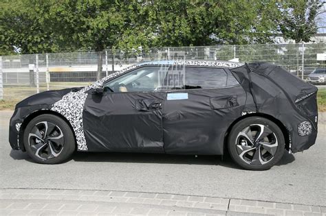 Kia tests new electric crossover - Techzle