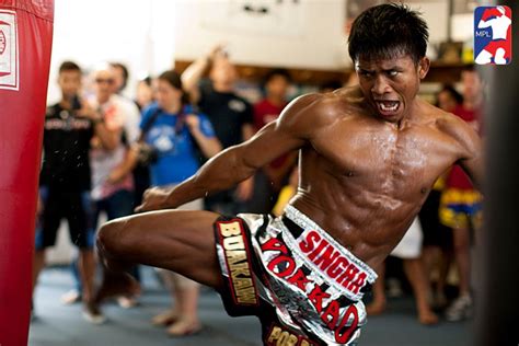 Muay Thai Boxing: Buakaw - Photo Gallery | Kickboxing | Training| Thai ...