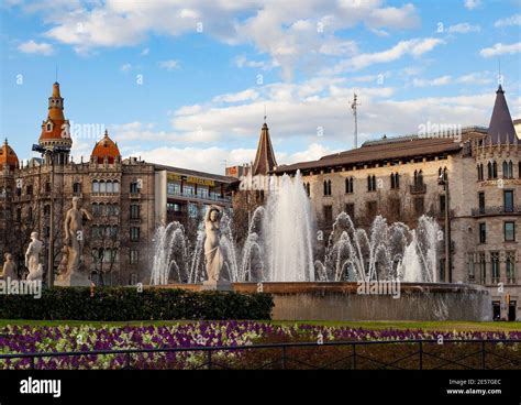 Fountains in the central square of Barcelona, the Placa de Catalunya Stock Photo - Alamy