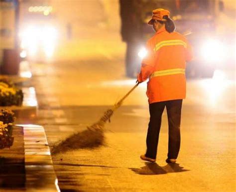 Millionaire Works As A Street Cleaner To Set A Good Example For Her ...