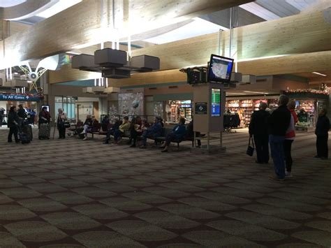 Eugene Airport sees delays, cancellations before holiday weekend | KMTR