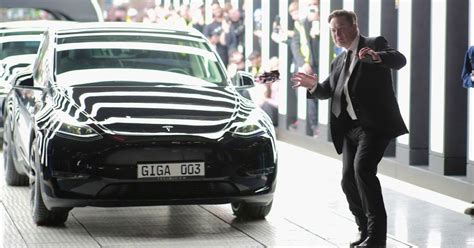 Elon Musk busts some moves at new Giga Berlin Tesla factory | Digital Trends
