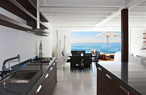 Modern Malibu Beach House Combines Contemporary Interiors with Unending ...