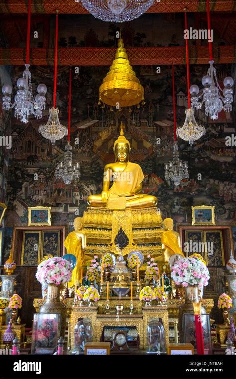 Sitting buddha statue inside the Ubosot at Wat Arun Temple (Temple of Dawn) in Bangkok, Thailand ...