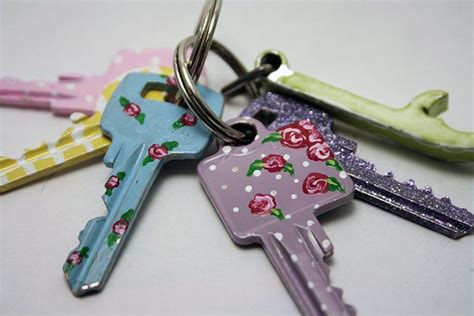 22 DIY Ways to Dress Up Your House Keys Easy Diy Art, Easy Diy Crafts ...