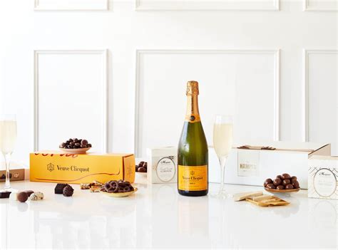 Wine and Chocolate Hampers With The Finest Products