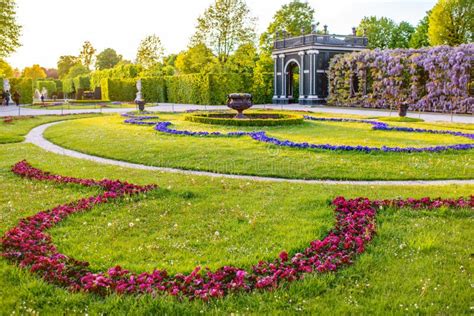 Schoenbrunn Gardens in Vienna Editorial Image - Image of alcove ...