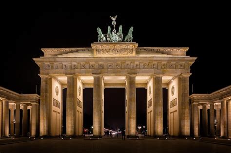 Premium Photo | The brandenburg gate at night berlin