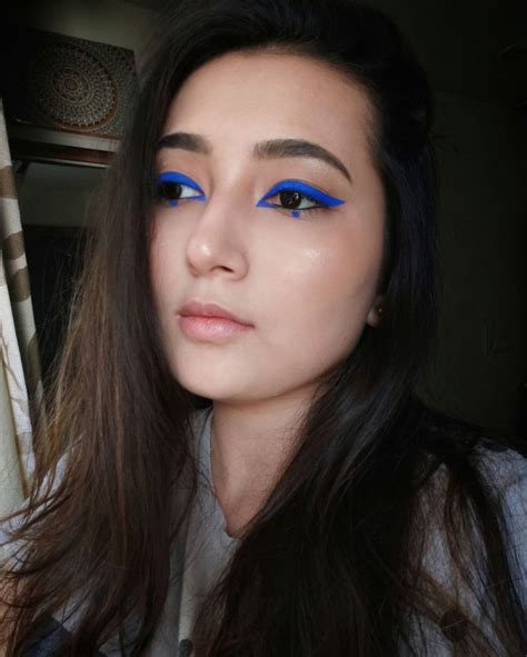 Blue eyeliner 💙 in 2020 | Blue eyeliner, Eyeliner, Makeup looks