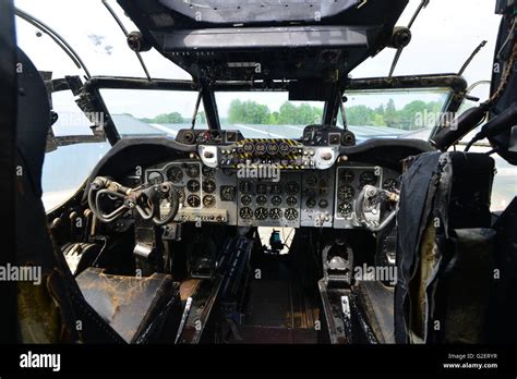 Raf shackleton cockpit hi-res stock photography and images - Alamy