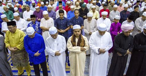 DPM performs Isyak, terawih prayers at Al-Sultan Ismail Petra Mosque ...