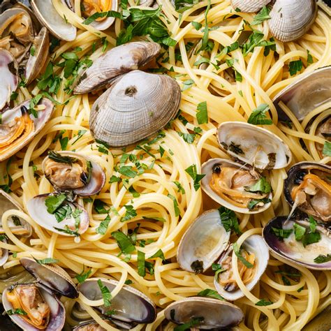 Spaghetti alle Vongole Recipe - Spaghetti with Clams and Garlic