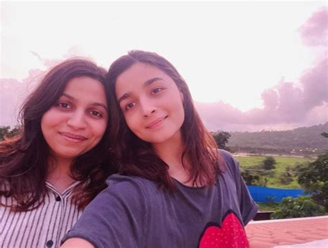 Alia Bhatt and sister Shaheen enjoy pink sunset : Bollywood News ...