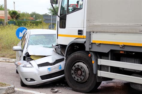 When Should You Hire an 18 Wheeler Accident Lawyer?