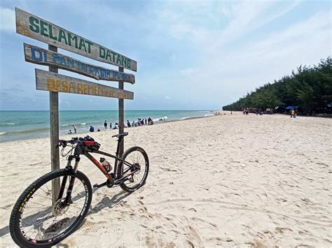 Pantai Pasir Putih Remen, Wisata Pantai di Tuban dengan Hamparan Pasir Putih yang Indah ...