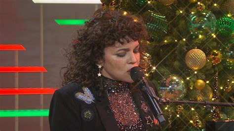 Norah Jones performs 'I’ll Be Home for Christmas' on TODAY