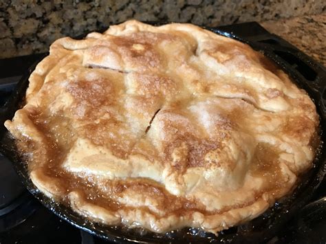 GRANDMA’S IRON SKILLET APPLE PIE – Kitch Me Now