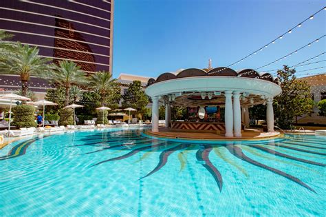 The Ultimate Guide to Las Vegas’ Sexiest Topless Pools (And How to Behave)