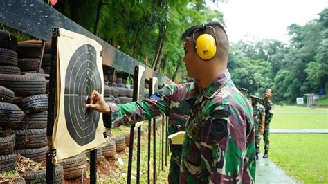 LATIHAN MENEMBAK PISTOL PRAJURIT YONIF 2 MARINIR